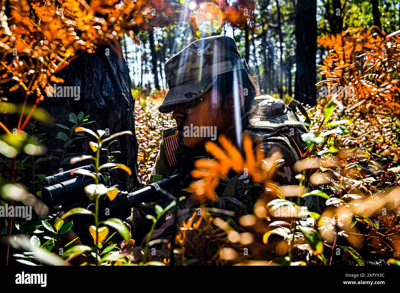 Des soldats de l'armée américaine affectés au Régiment d'infanterie 113th effectuent un exercice d'attaque de peloton à la base interarmées McGuire-dix-Lakehurst (N.J.) le 15 octobre 2022. Pendant l'exercice, l'équipe de plomb de peloton localise et supprime l'ennemi, établit le feu de soutien et attaque la position de l'ennemi à l'aide du feu et de la manœuvre. Le peloton détruit ou provoque le retrait de l'ennemi et procède ensuite à la consolidation et à la réorganisation. Une fois que le peloton effectue une action sur le contact avec l'ennemi, l'équipe ou la section en contact réagit au contact en retournant immédiatement un feu bien dirigé sur des positions ennemies connues. Démonté Banque D'Images