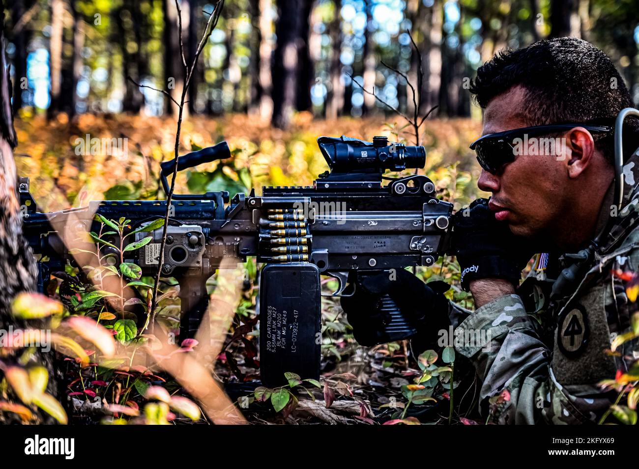 Des soldats de l'armée américaine affectés au Régiment d'infanterie 113th effectuent un exercice d'attaque de peloton à la base interarmées McGuire-dix-Lakehurst (N.J.) le 15 octobre 2022. Pendant l'exercice, l'équipe de plomb de peloton localise et supprime l'ennemi, établit le feu de soutien et attaque la position de l'ennemi à l'aide du feu et de la manœuvre. Le peloton détruit ou provoque le retrait de l'ennemi et procède ensuite à la consolidation et à la réorganisation. Une fois que le peloton effectue une action sur le contact avec l'ennemi, l'équipe ou la section en contact réagit au contact en retournant immédiatement un feu bien dirigé sur des positions ennemies connues. Démonté Banque D'Images