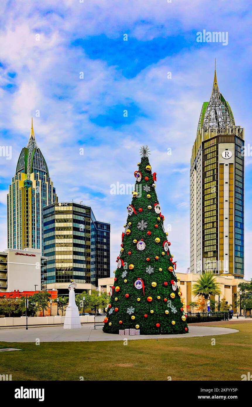 L'arbre de Noël de la ville est exposé au parc Mardi gras, 20 novembre 2022, à Mobile, Alabama. Banque D'Images