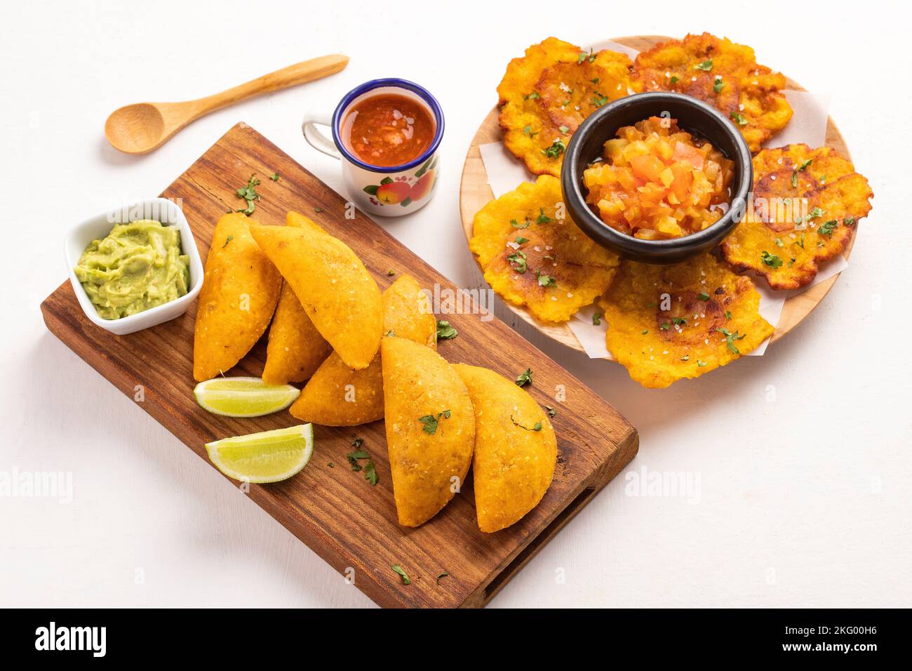 Empanadas et patacon - cuisine colombienne typique Banque D'Images