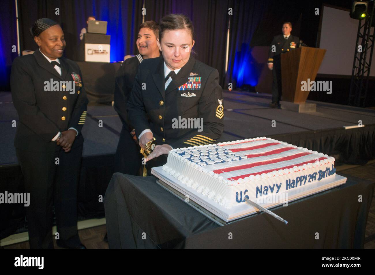 ELISABETH Martin, technicienne en électronique DE SAN DIEGO (16 octobre 2022), termine la coupe du gâteau d'anniversaire de la Marine au bal de la Marine 2022 qui s'est tenu au Grand Hyatt de San Diego. Banque D'Images