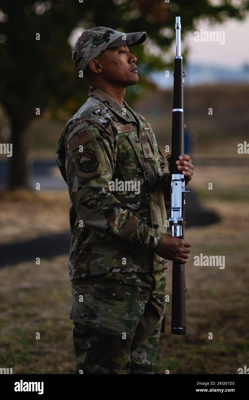 Tech. Sgt. Abelardojohn Llanesa, 142nd officier responsable du service de garde d'honneur, dirige une formation de garde d'honneur d'introduction le 16 octobre 2022 à la base de garde nationale aérienne de Portland, en Oregon. Dans la Garde nationale aérienne de l'Oregon, les membres de la garde d'honneur exercent leurs fonctions de garde d'honneur en plus de leurs fonctions normales de poste. Banque D'Images