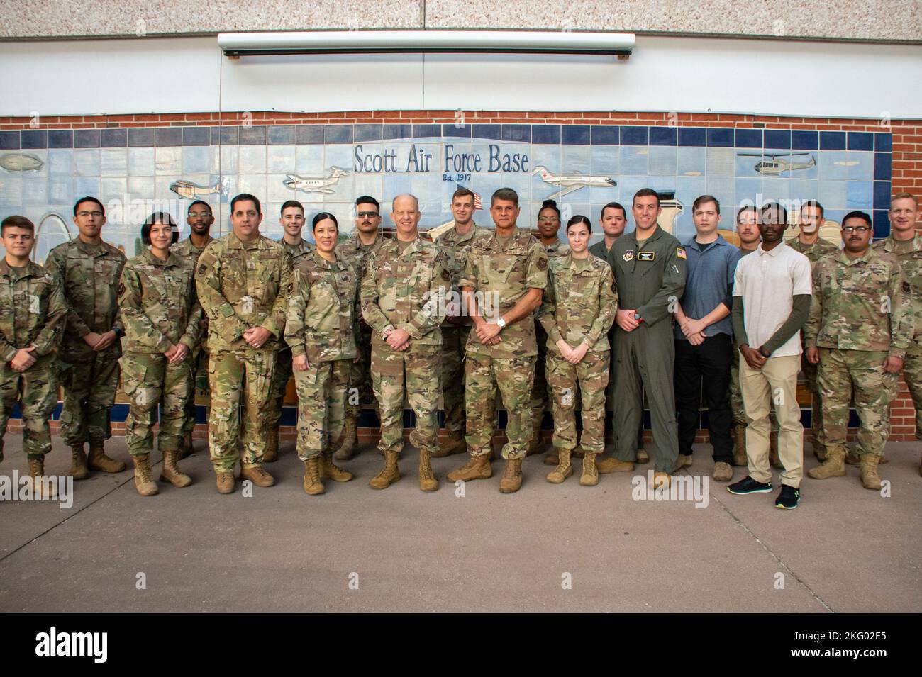 Général de division Bret Larson, commandant de la Force aérienne en 22nd et Sgt. Chin Cox, chef de commandement de la Force aérienne 22nd, pose pour une photo avec les nouveaux aviateurs de la Réserve Citizen de la 932nd e Escadre du transport aérien, le 16 octobre 2022, à la base aérienne Scott, Illinois. Lors du 932nd, Larson et Cox ont rencontré des aviateurs Citizen autour de l'aile pour discuter de la meilleure façon dont le commandement supérieur pourrait les servir et de l'importance de combler le fossé entre les décideurs et les aviateurs qu'ils affectent. Banque D'Images