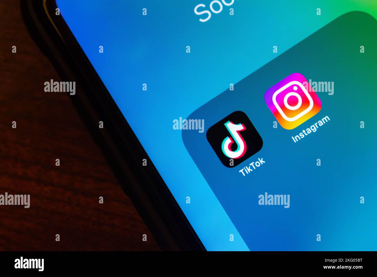 Vancouver, CANADA - octobre 17 2022 : icônes de TikTok et Instagram visibles sur un écran d'iPhone. Concept de service de réseau social et de plate-forme vidéo courte. Banque D'Images