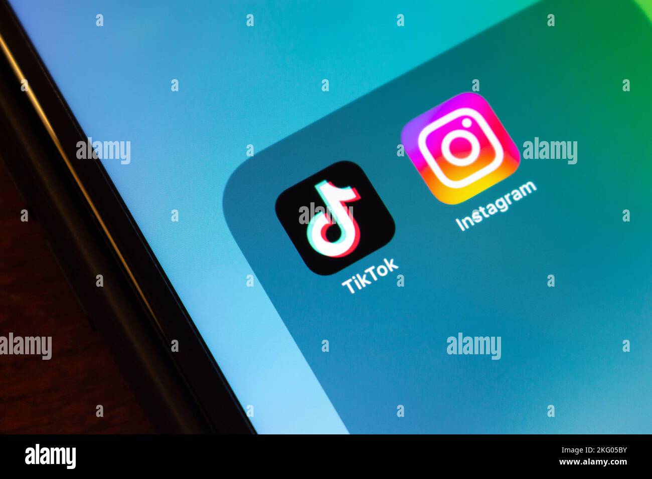 Vancouver, CANADA - octobre 17 2022 : icônes de TikTok et Instagram visibles sur un écran d'iPhone. Concept de service de réseau social et de plate-forme vidéo courte. Banque D'Images