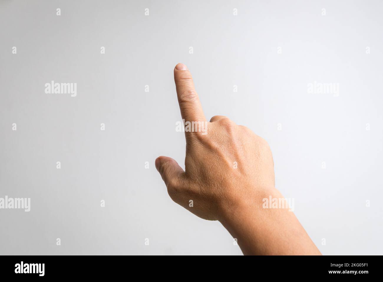Main mâle avec index pointant vers quelque chose. Arrière-plan blanc. Banque D'Images