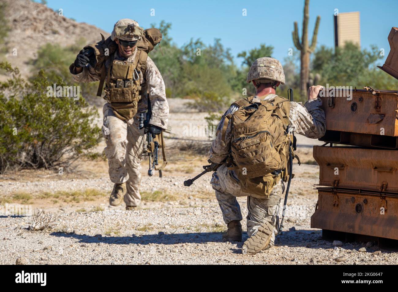 Les soldats américains du corps des Marines avec 2nd Bataillon, 7th Marine Regiment, 1st Marine Division, prennent la couverture d'un tir simulé d'armes légères pendant les tactiques de soutien d'assaut 1 (AST-1) dans le cadre du cours d'instructeur d'armes et de tactiques (WTI) 1-23, à la zone d'entraînement de combat Village, Wellton, Arizona, 17 octobre 2022. AST-1 est un événement de jour, de force sur la force qui offre à WTIS prospectif l'occasion de planifier, de briefer et d'exécuter un assaut aérien renforcé par la compagnie tout en intégrant les six fonctions de Marine Aviation. Banque D'Images