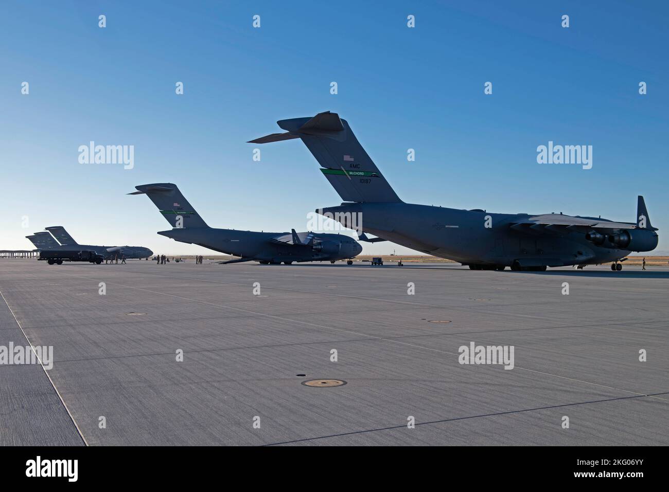 Une rangée d'avions C-17 Globemaster III de l'aile du pont aérien 62D repose sur la ligne aérienne pendant l'exercice Rainier War 22B à la base aérienne de Mountain Home, Idaho, le 17 octobre 2022. L’exercice Rainier War vise à évaluer et à exercer la capacité de Team McChord de générer, d’employer et de maintenir la mobilité mondiale rapide dans les secteurs de responsabilité de l’Indo-Pacifique aux États-Unis et aux soutenir. Banque D'Images