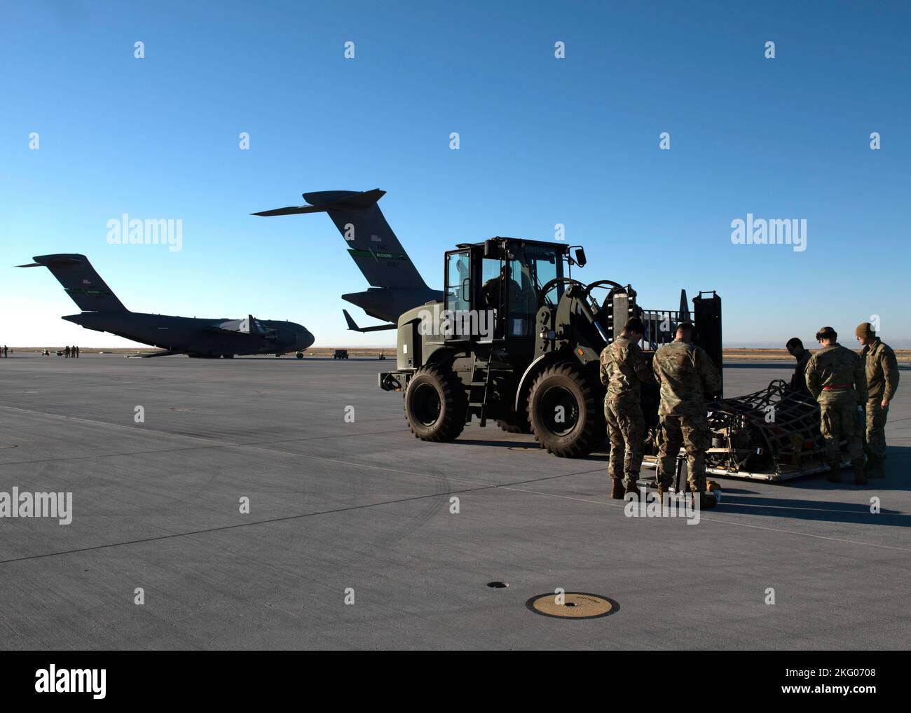 Les aviateurs américains du groupe d'entretien 62D préparent une palette de marchandises à charger sur un pont aérien de 62D, aile C-17 Globemaster III, au cours de l'exercice Rainier War 22B à la base aérienne de Mountain Home, Idaho, le 17 octobre 2022. Rainier War 22B est un exercice de préparation à grande échelle simulant un déploiement à l'appui des secteurs de responsabilité américains Indo-Pacific. Banque D'Images