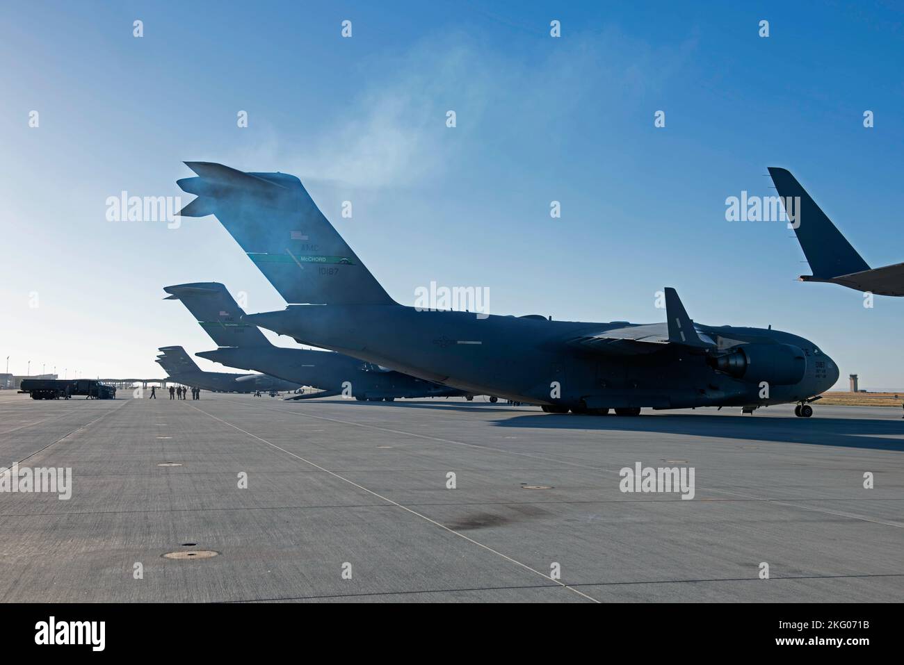 Un camion-citerne est prêt à être chargé sur un C-17 Globemaster III pendant l'exercice Rainier War 22B à la base aérienne de Mountain Home, Idaho, le 17 octobre 2022. Rainier War est un exercice semestriel conçu pour démontrer la capacité de l’escadre de transport aérien 62D, du groupe de la base aérienne 627th et de l’escadre de transport aérien 446th de générer, d’utiliser et de maintenir des opérations de transport aérien. Banque D'Images