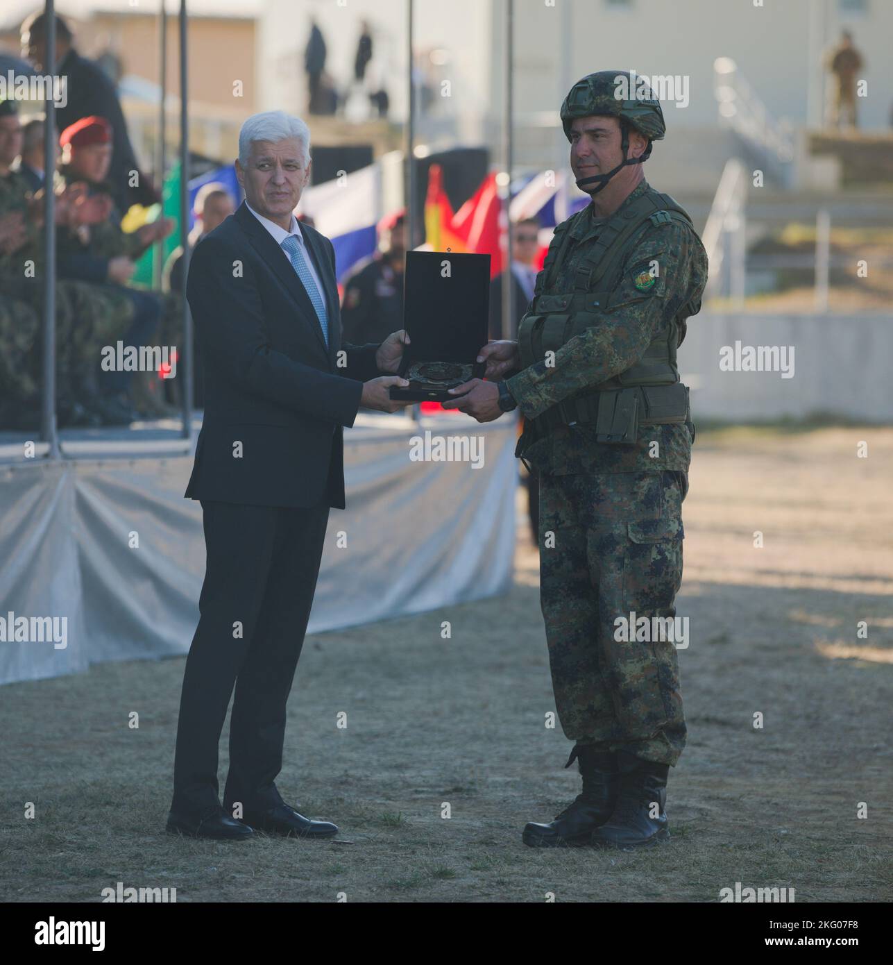 Le ministre bulgare de la Défense Dimitar Stoyanov remet une plaque du ministère de la Défense au lieutenant-colonel Velin Kehayov, ancien commandant du groupement tactique multinational de l'OTAN-Bulgarie et commandant du 42nd Bataillon mécanisé de la 2nd Brigade mécanisée, lors d'une cérémonie de remise à la zone d'entraînement de Novo Selo, Bulgarie, le 17 octobre 2022. Le groupe de combat multinational, précédemment dirigé par la République de Bulgarie, est soutenu par des troupes de Bulgarie, de Grèce, d'Italie et des États-Unis et maintenant sous la direction de la République d'Italie. Banque D'Images