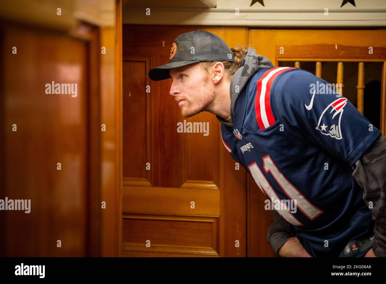 BOSTON (oct 18, 2022) Brenden Schooler, New England Patriots saftey, observe le wardroom lors d'une visite à bord de l'USS Constitution. USS Constitution, le plus ancien navire de guerre au monde, a joué un rôle crucial dans les guerres de Barbarie et la guerre de 1812, défendant activement les voies maritimes de 1797 à 1855. Pendant les opérations normales, les marins actifs stationnés à bord de l’USS Constitution offrent des visites gratuites et offrent une visite publique à plus de 600 000 personnes par an, en soutien à la mission du navire de promouvoir l’histoire et le patrimoine maritime de la Marine et de sensibiliser le monde à l’ier Banque D'Images