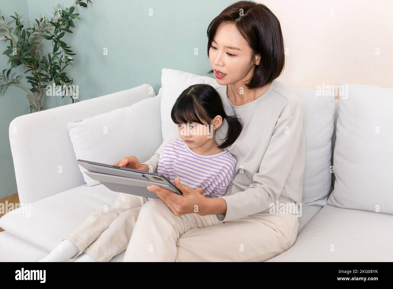 Enfant et maman coréens utilisant une tablette, concept de consultations médicales en ligne Banque D'Images