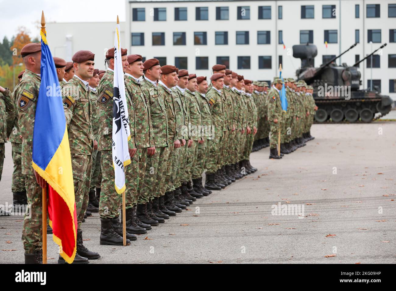 Les soldats de l'armée roumaine du groupe de combat de la présence avancée renforcée de la Pologne affectés aux Gepards de Transylvanie et au Sky Guardian se tiennent en formation lors d'une cérémonie de remise, à Bemowo Piskie, en Pologne, le 18 octobre 2022. L'armée roumaine est fière de travailler aux côtés de la Division d'infanterie de 1st, des alliés de l'OTAN et des partenaires de sécurité régionaux pour fournir des forces crédibles au corps V, sous le commandement du corps déployé avancé de l'Amérique en Europe. Banque D'Images