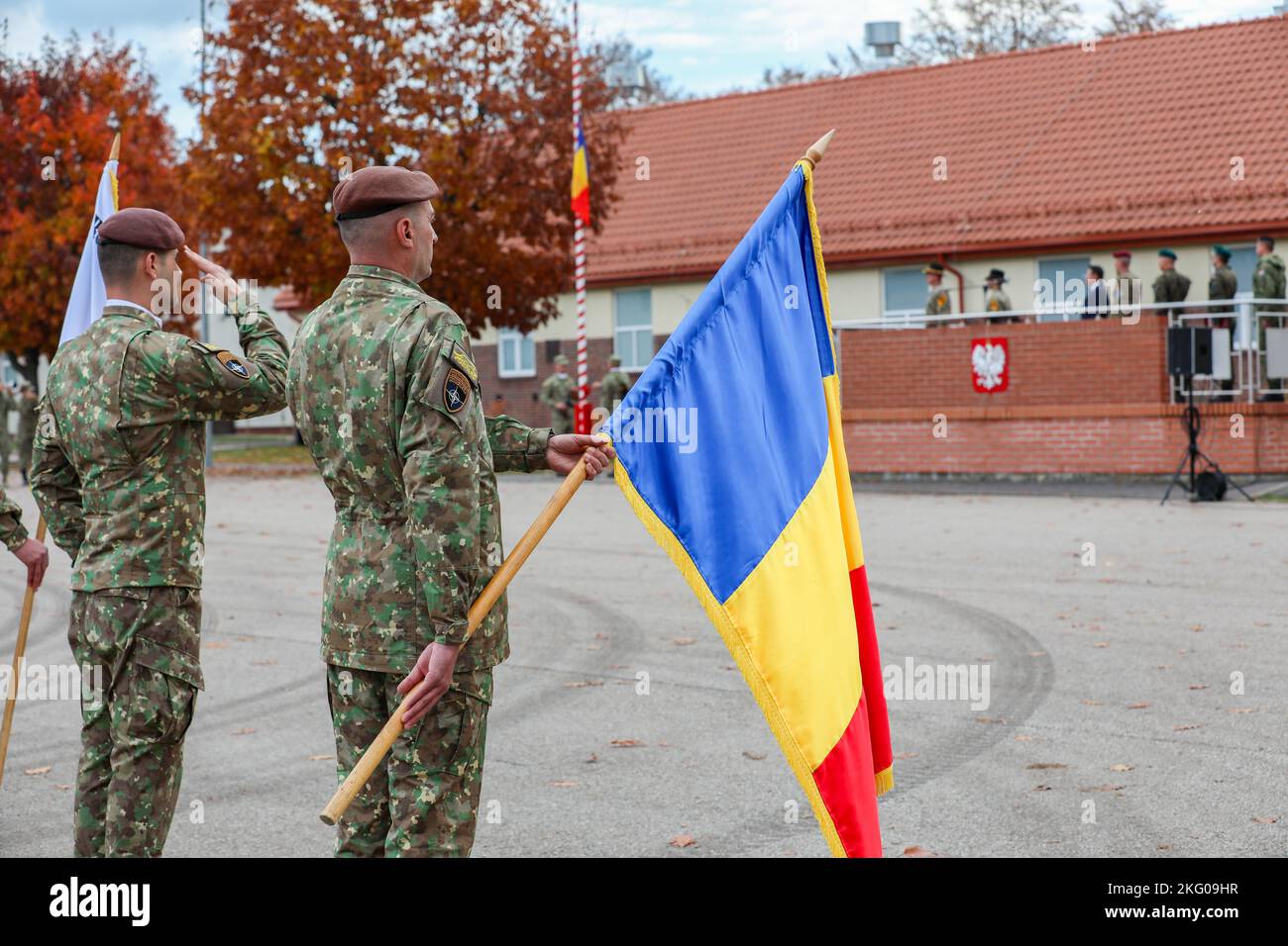 Les soldats de l'armée roumaine du groupe de combat de la présence avancée renforcée de la Pologne affectés aux Gepards de Transylvanie et au Sky Guardian se tiennent en formation lors d'une cérémonie de remise, à Bemowo Piskie, en Pologne, le 18 octobre 2022. L'armée roumaine est fière de travailler aux côtés de la Division d'infanterie de 1st, des alliés de l'OTAN et des partenaires de sécurité régionaux pour fournir des forces crédibles au corps V, sous le commandement du corps déployé avancé de l'Amérique en Europe. Banque D'Images