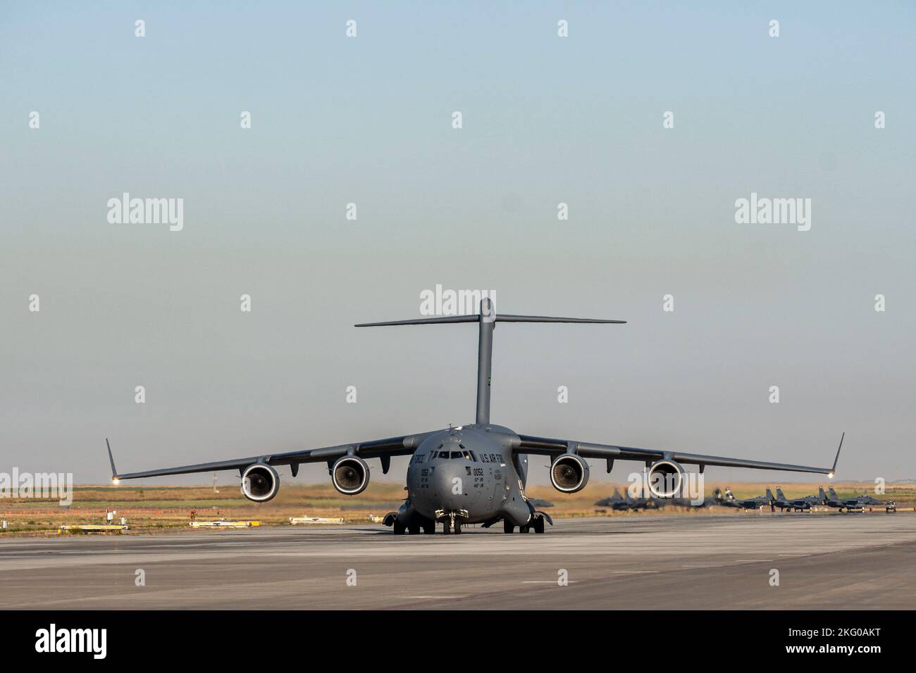 Une US Air Force C-17 Globemaster III de la base interarmées Lewis-McChord, WA, se prépare pour le décollage à la base aérienne Mountain Home, ID, le 18 octobre 2022. Les C-17 participent à l’exercice Gunfighter Flag 23-1, un exercice de l’escadre de tête pour démontrer la transition de la Force aérienne de combat vers le modèle de génération de la force le plus récent. Banque D'Images