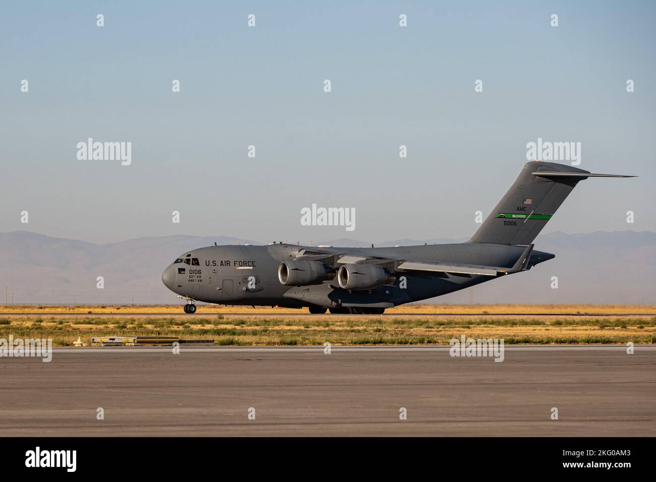 Une US Air Force C-17 Globemaster III de la base interarmées Lewis-McChord, WA, se prépare pour le décollage à la base aérienne Mountain Home, ID, le 18 octobre 2022. Les C-17 participent à l’exercice Gunfighter Flag 23-1, un exercice de l’escadre de tête pour démontrer la transition de la Force aérienne de combat vers le modèle de génération de la force le plus récent. Banque D'Images
