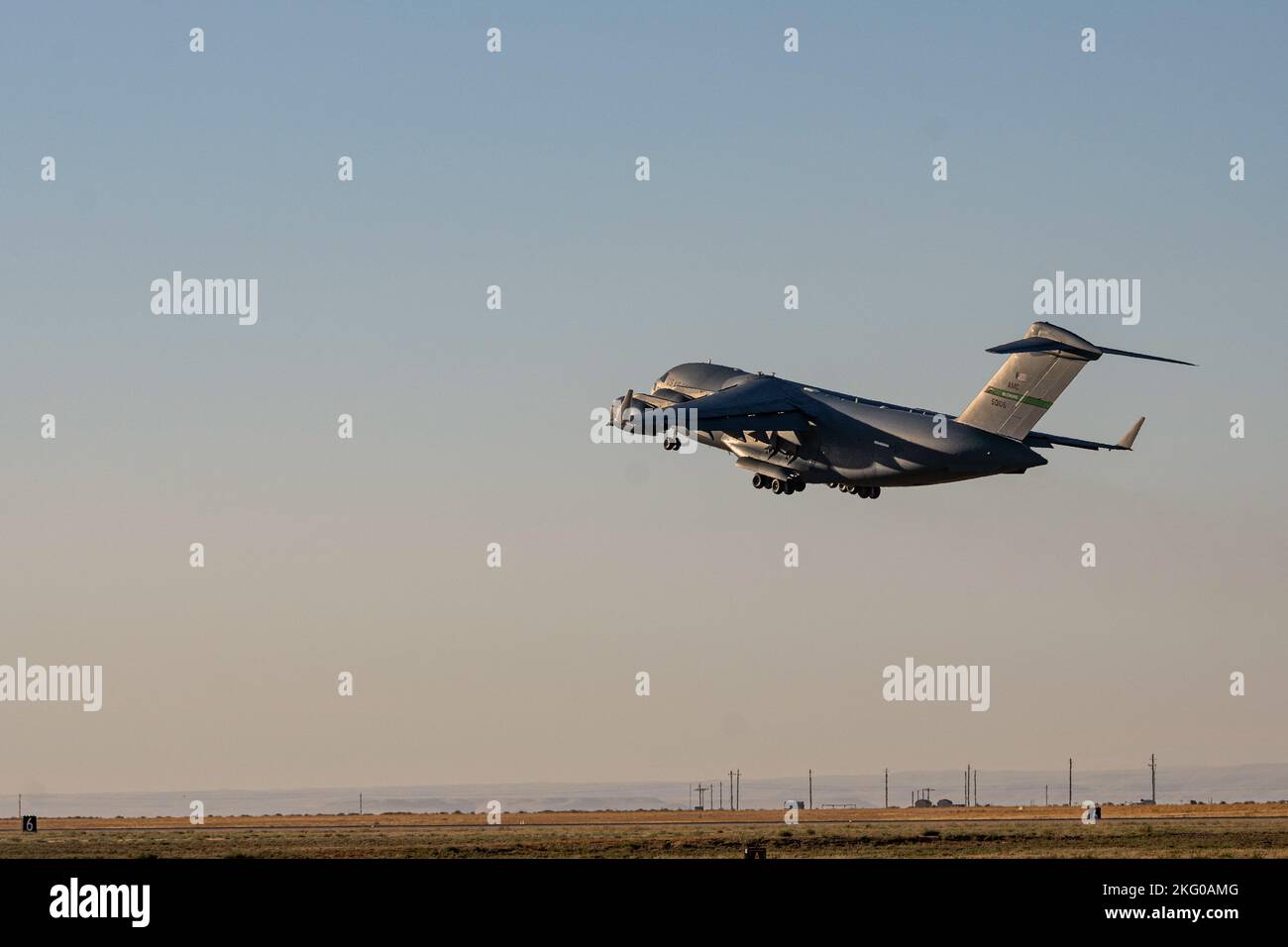 Une US Air Force C-17 Globemaster III de la base interarmées Lewis-McChord, WA, se prépare pour le décollage à la base aérienne Mountain Home, ID, le 18 octobre 2022. Les C-17 participent à l’exercice Gunfighter Flag 23-1, un exercice de l’escadre de tête pour démontrer la transition de la Force aérienne de combat vers le modèle de génération de la force le plus récent. Banque D'Images