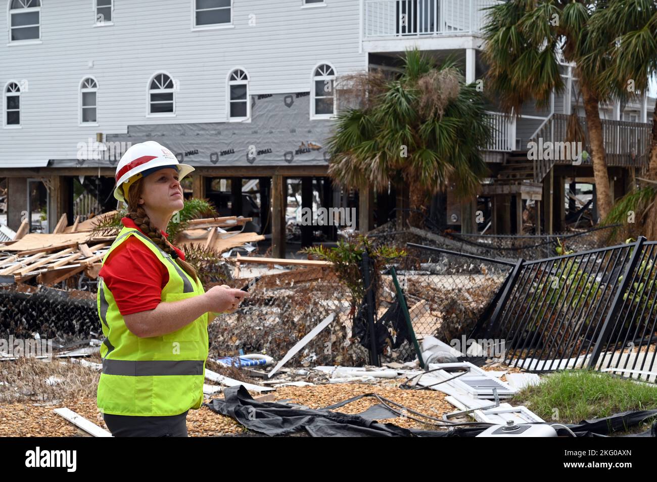 Molly Holt, ingénieur civil de l'équipe d'infrastructure de l'USACE pour la récupération de l'ouragan Ian et un employé du district de Charleston, dirige un Applied Technology Council – 45, ou ATC-45, évaluation rapide de la sécurité à fort Myers Beach, Floride, octobre 19. Les inspecteurs de l'USACE travaillent en coordination avec les responsables du comté et de l'État de Floride pour évaluer les structures et ensuite transmettre leurs conclusions aux responsables locaux du comté pour une décision finale. L'ATC-45 est une évaluation de sécurité conforme aux normes de l'industrie après les tempêtes et les inondations. En plus des évaluations ATC-45, l'USACE soutient activement la FEMA et Banque D'Images