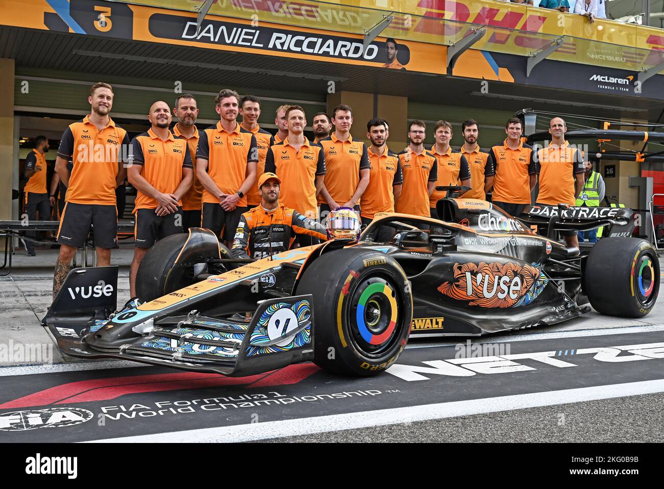 Abu Dhabi, Émirats arabes Unis. 20th novembre 2022 ; circuit Yas Marina, Yas Island, Abu Dhabi ; Lando Norris (GBR) McLaren F1 Team MCL36 et Daniel Ricciardo (AUS) McLaren MCL36 avec leur photo de l'équipe de fin de saison lors de la journée de course du Grand Prix d'Abu Dahbi F1 crédit: Action plus Sports Images/Alay Live News Banque D'Images