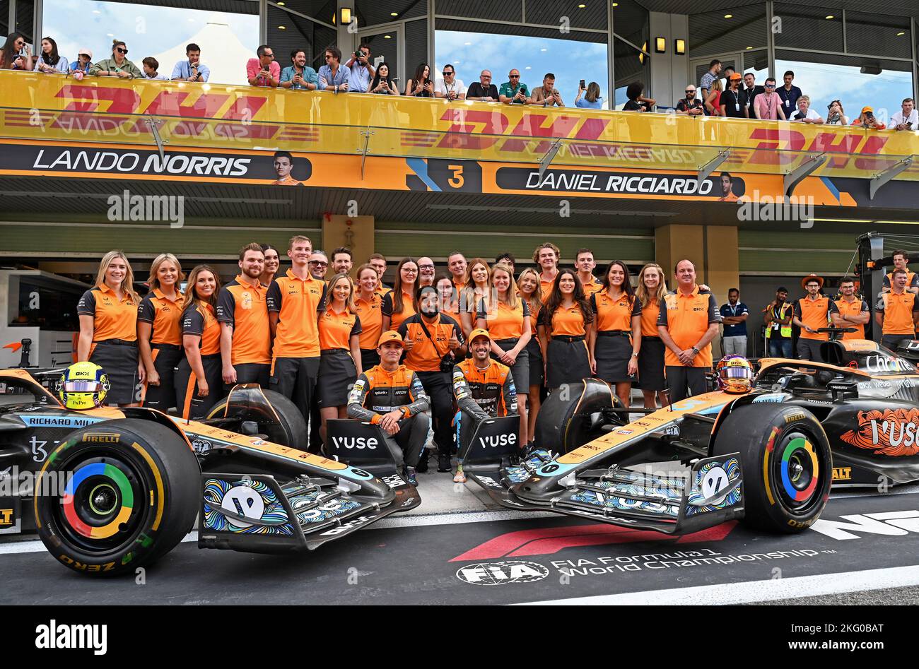 Abu Dhabi, Émirats arabes Unis. 20th novembre 2022 ; circuit Yas Marina, Yas Island, Abu Dhabi ; Lando Norris (GBR) McLaren F1 Team MCL36 et Daniel Ricciardo (AUS) McLaren MCL36 avec leur photo de l'équipe de fin de saison lors de la journée de course du Grand Prix d'Abu Dahbi F1 crédit: Action plus Sports Images/Alay Live News Banque D'Images