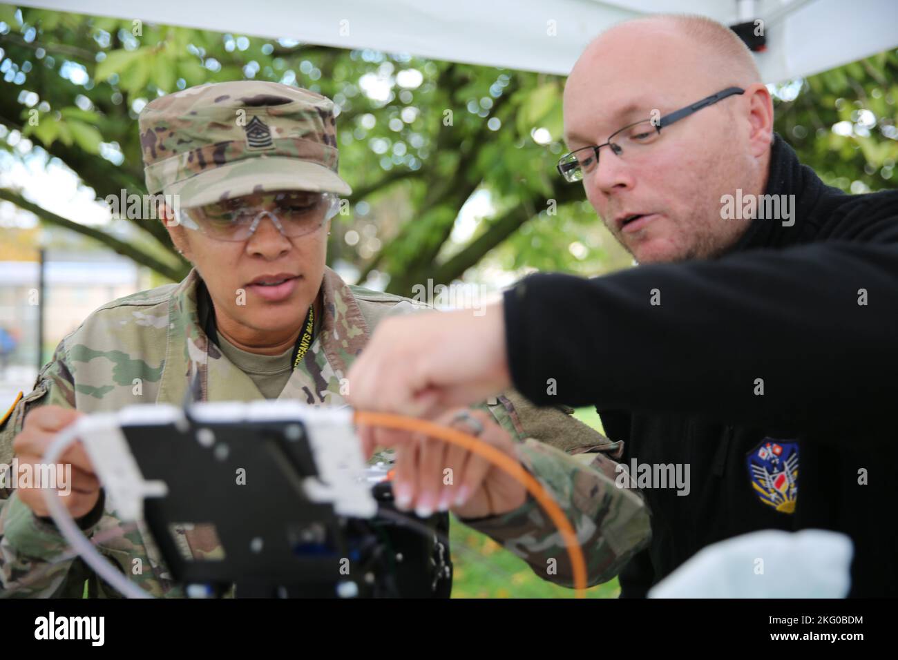 Le sergent-major Nicola Felder, de l’Armée des États-Unis en Europe et le sergent-major de l’Afrique en G6, discute des capacités des techniciens en communication avec les membres du Groupe de soutien civil 6981st, le 18 octobre 2022, à l’USAG Wiesbaden, en Allemagne. Banque D'Images