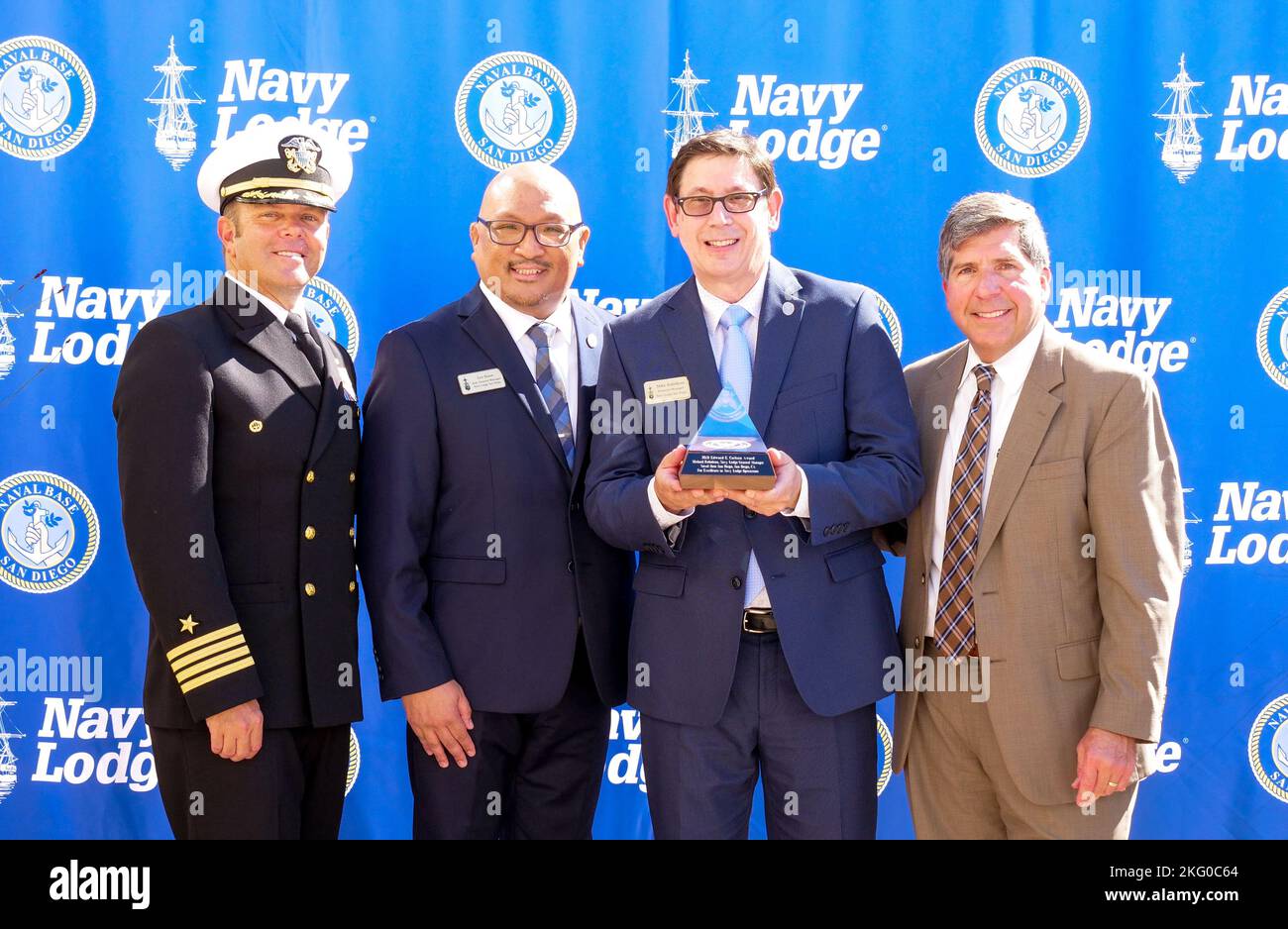 221018-N-RP435-1136 BASE NAVALE SAN DIEGO (OCT 18, 2022) le capitaine Ted Carlson, commandant de la base navale de San Diego (NBSD) pose avec les gestionnaires de la Marine Lodge de la NBSD et le sous-ministre adjoint. (ret) Robert Bianchi, chef de la direction du Commandement de la Marine Exchange, lors d'une cérémonie de remise des prix le 18 octobre 2022. La cérémonie a reconnu le NBSD Navy Lodge pour avoir remporté le prix Edward E. Carlson, grande catégorie du Marine Exchange Command Lodge Program. Le prix est décerné au Navy Lodge qui a obtenu les meilleurs scores en termes de satisfaction des clients et des associés, d'exploitation, d'évaluation de l'assurance qualité et de rendement financier. Banque D'Images