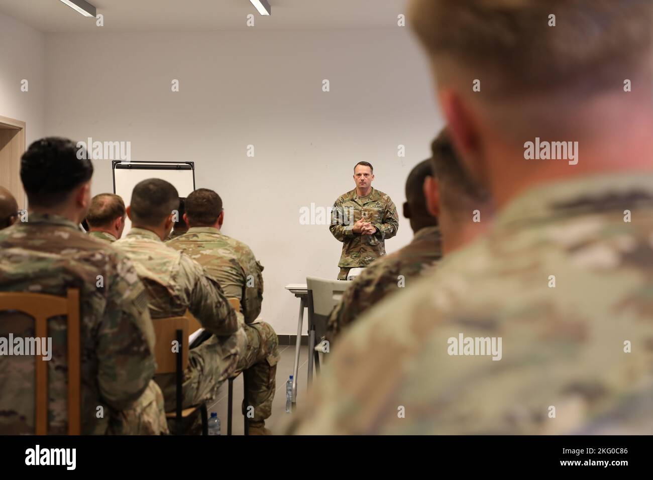 Le Sgt de commandement de la Division d'infanterie de 1st. Maj., Sgt. Commandement Le Maj. Christopher L. Mullinax enseigne une classe lors de la GRAYWOLF leadership Academy, le 18 septembre 2022, à Drawsko Pomorskie, Pologne. Une telle formation aide à former des officiers non commissionnés pour leurs rôles de leadership en leur enseignant différentes compétences et caractéristiques de leadership qu'ils utiliseront tout au long de leur carrière. Banque D'Images