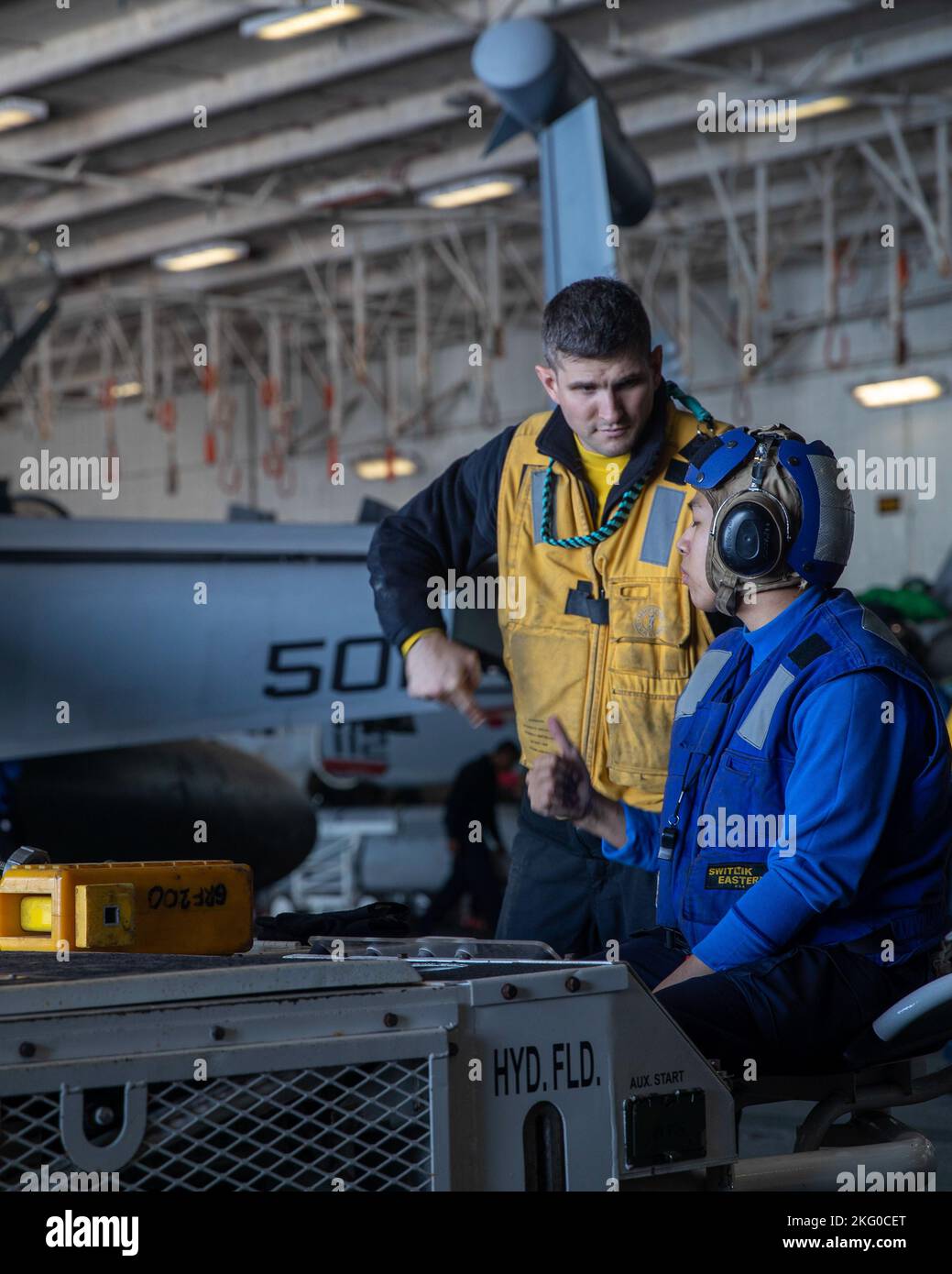 Aviation Boatswain's Mate (Handling) 2nd classe Nicholas Charette, à gauche, d'Euless, Texas, Et Airman Adrian David, de Warren, Mississippi, tous deux affectés au premier transporteur aérien de classe USS Gerald R. Ford (CVN 78), se préparent à remorquer un E/A-18G Growler, attaché aux « loups gris » du Strike Fighter Squadron (VAQ) 142, dans la baie hangar, le 18 octobre 2022. Le groupe de grève des transporteurs Gerald R. Ford (GRFCSG) est déployé dans l'océan Atlantique, menant des formations et des opérations aux côtés des alliés et des partenaires de l'OTAN afin d'améliorer l'intégration pour les opérations futures et de faire la démonstration des États-Unis Banque D'Images