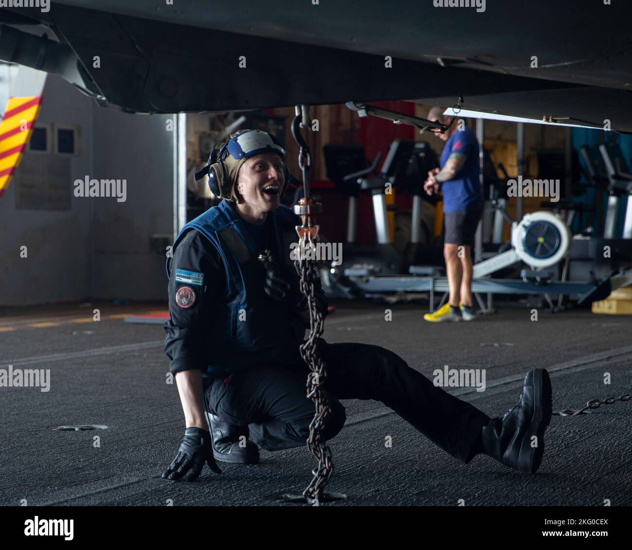 Aviation Boatswain's Mate (Handling) Airman Joseph Overmann, de Cedar Falls (Iowa), affecté au premier transporteur aérien de classe USS Gerald R. Ford (CVN 78), obtient un E/A-18G Growler, attaché aux « loups gris » du Strike Fighter Squadron (VAQ) 142, dans la baie hangar, le 18 octobre 2022. Le groupe de grève des transporteurs Gerald R. Ford (GRFCSG) est déployé dans l’océan Atlantique, menant des activités d’entraînement et des opérations aux côtés des alliés et des partenaires de l’OTAN afin d’améliorer l’intégration pour les opérations futures et de démontrer l’engagement de la Marine américaine en faveur d’une Atlantique pacifique, stable et sans conflit Banque D'Images