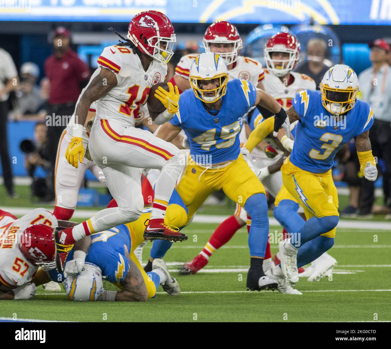 Inglewood, États-Unis. 20th novembre 2022. Kansas City Chiefs qui a fait marche arrière Isiah Pacheco (10) a fait un grand pas vers une première en bas pendant la première moitié contre les Chargers de Los Angeles au stade SOFI d'Inglewood, Californie, dimanche, 20 novembre 2022. Photo de Mike Goulding/UPI crédit: UPI/Alay Live News Banque D'Images