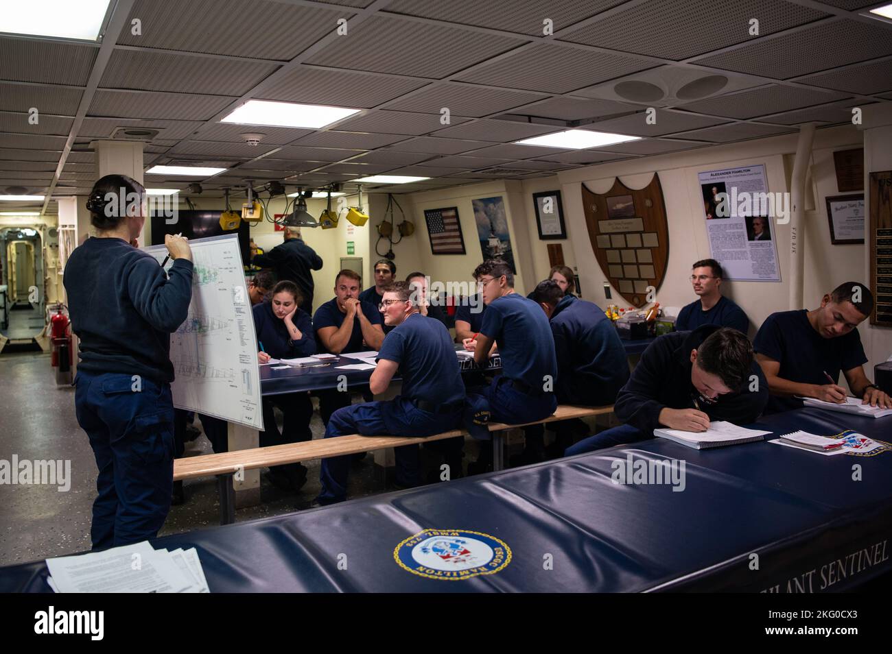 U.S. Coast Guard Lt. j.g. Charlotte Russell, agente adjointe de génie à bord de l'USCGC Hamilton (LMSM 753), mène une formation sur le contrôle des dommages tout en étant en cours dans l'océan Atlantique, le 18 octobre 2022. Hamilton est en déploiement prévu dans la zone d'opérations de la Naval Forces Europe des États-Unis, employée par la U.S. Sixth Fleet pour défendre les intérêts américains, alliés et partenaires. Banque D'Images