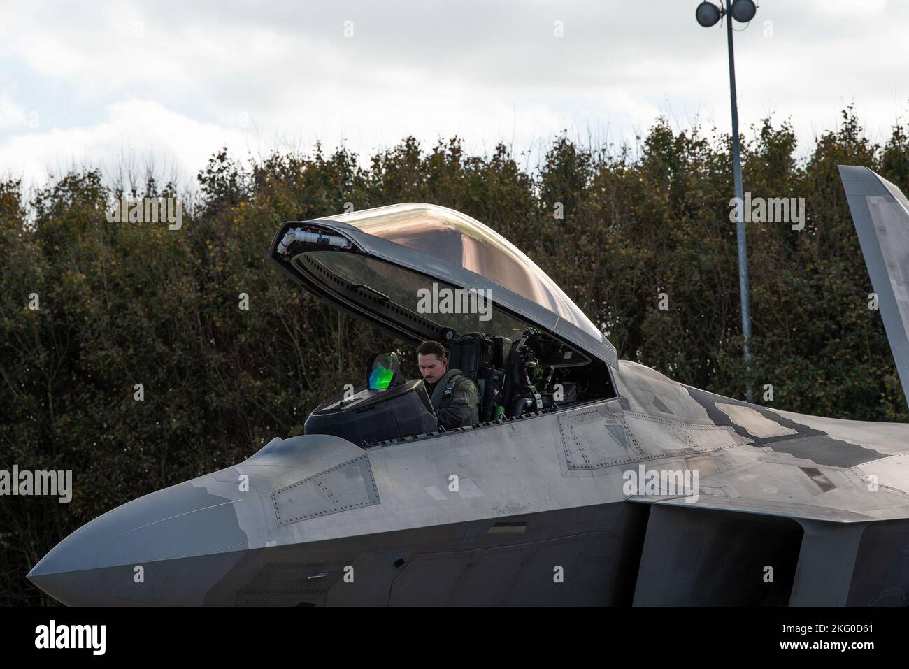 Un pilote de Raptor F-22 de la Force aérienne des États-Unis affecté à l'escadron de chasseurs expéditionnaires 90th effectue la préparation avant le vol, le 17 octobre 2022, à la base aérienne de Leeuwarden, aux pays-Bas. L'EFS de 90th a mené un travail de combat agile (ACE) et intégré avec Royal Netherlands Air Force F-35A Lightning IIS et U.S. Air Force F-35A Lightning IIS affecté à l'aile 48th Fighter à RAF Lakenheath, au Royaume-Uni. La poursuite de la collaboration et de l'intégration sur l'ACE aux côtés de nos homologues RNLAF et d'autres alliés de l'OTAN améliore la résilience et la capacité de survie de la puissance aérienne de la coalition. Banque D'Images