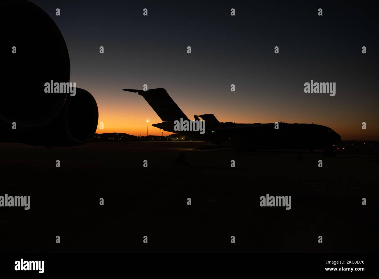 Le soleil s'élève au-dessus d'un aéropont de 62D, aile C-17 Globemaster III, sur la ligne aérienne de la base aérienne de Mountain Home, Idaho, le 18 octobre 2022. Parallèlement aux opérations de transport aérien, Team McChord a également mené des scénarios de traitement du fret et du personnel, chimiques, biologiques, radiologiques et nucléaires, et de protection de la force, des incidents de dégradation des communications et de la connectivité et des scénarios de crise durant l'exercice Rainier War 22B, du 6 au 22 octobre. Banque D'Images
