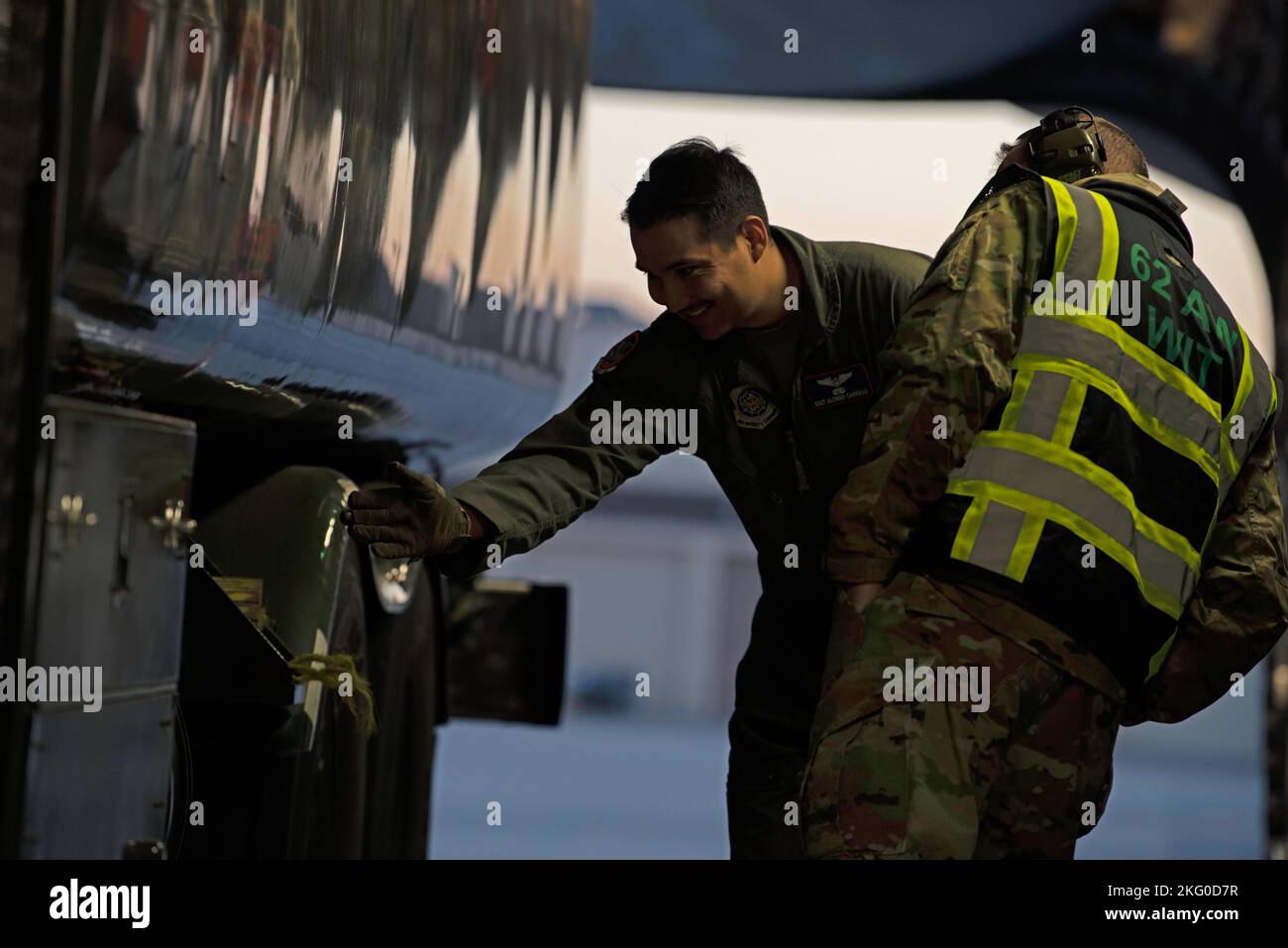 Sergent d'état-major de la Force aérienne des États-Unis Alonso Carrillo, chargé de charge au sein de l'escadron de transport aérien 4th, effectue des vérifications avant vol avec un membre de l'équipe d'inspection de l'escadre de transport aérien 62D pendant l'exercice Rainier War 22B à la base aérienne Mountain Home, Idaho, le 18 octobre 2022. Rainier War 22B est un exercice de préparation à grande échelle avec une priorité de génération de l'Armée de l'Air; démontrant la capacité de générer, d'employer et de maintenir une force de combat pendant un scénario rigoureux de guerre. Banque D'Images