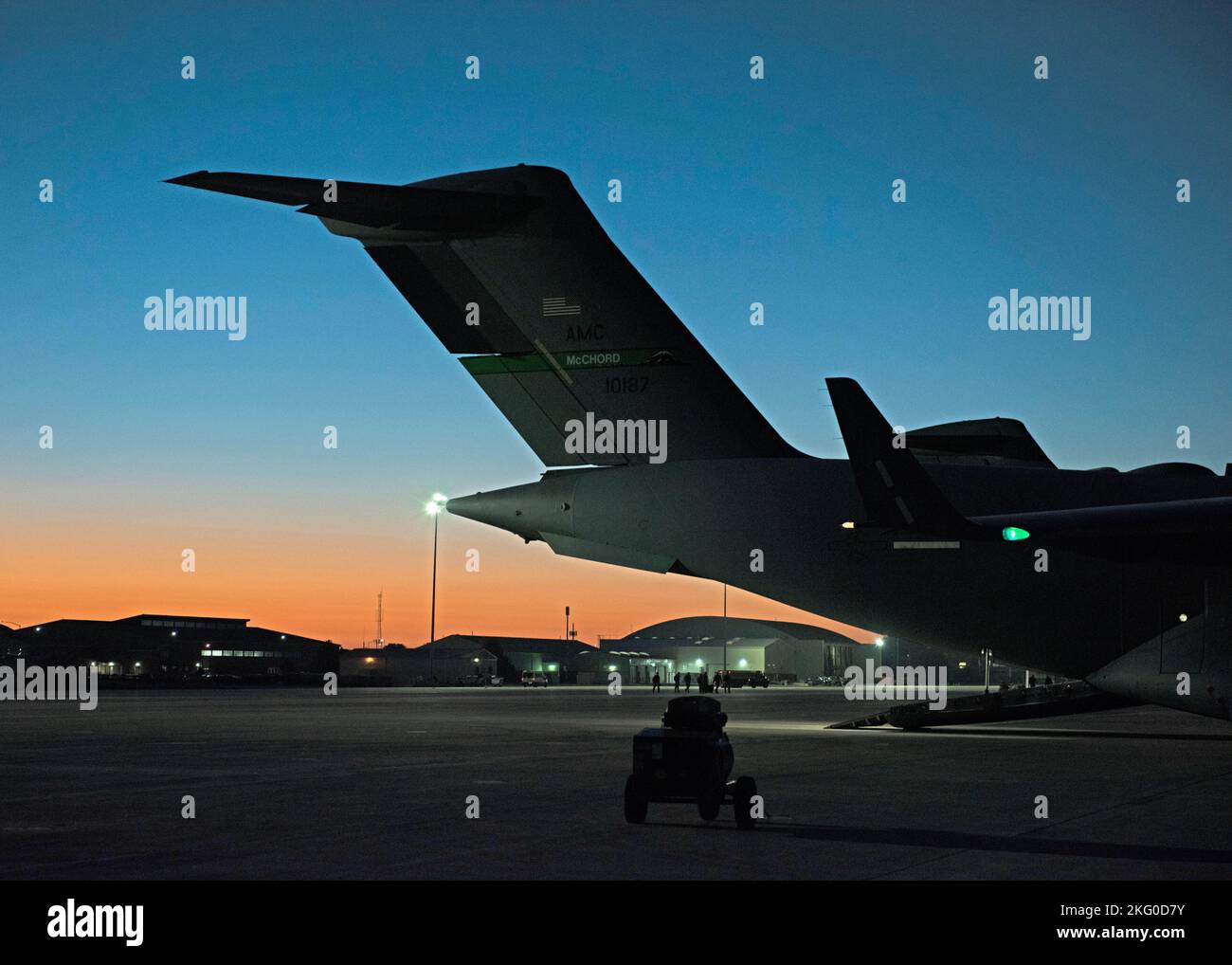 L'équipage de l'aéroglisseur 62D se prépare à bord d'un C-17 Globemaster III lors de l'exercice Rainier War 22B à la base aérienne de Mountain Home, Idaho, le 18 octobre 2022. Rainier War est utilisé pour évaluer et exercer la capacité de Team McChord à générer, à employer et à soutenir la mobilité mondiale rapide dans et à soutenir les secteurs de responsabilité américains Indo-Pacific. Banque D'Images