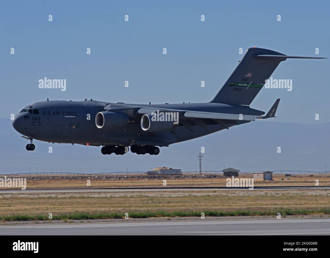Un avion C-17 Globemaster III de l'aile 62D Airlift atterrit sur la ligne aérienne pendant l'exercice Rainier War 22B à la base aérienne de Mountain Home, Idaho, le 18 octobre 2022. Rainier War 22B est un exercice de préparation à grande échelle avec une priorité de génération de l'Armée de l'Air; démontrant la capacité de générer, d'employer et de maintenir une force de combat pendant un scénario rigoureux de guerre. Banque D'Images
