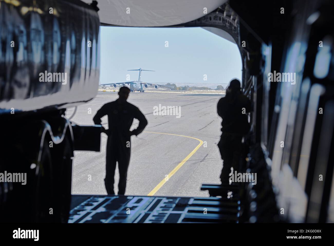 Un avion C-17 Globemaster III de la 60th Air Mobility Wing à la base aérienne de Travis, Californie, taxis sur la piste pendant l'exercice Rainier War 22B à l'aéroport régional de Pocatello, Idaho, le 18 octobre 2022. L'exercice Rainier War est un exercice majeur pour l'aile du transport aérien de 62D, y compris de multiples actifs de transport aérien, des partenaires conjoints et des forces d'opérations spéciales. Banque D'Images