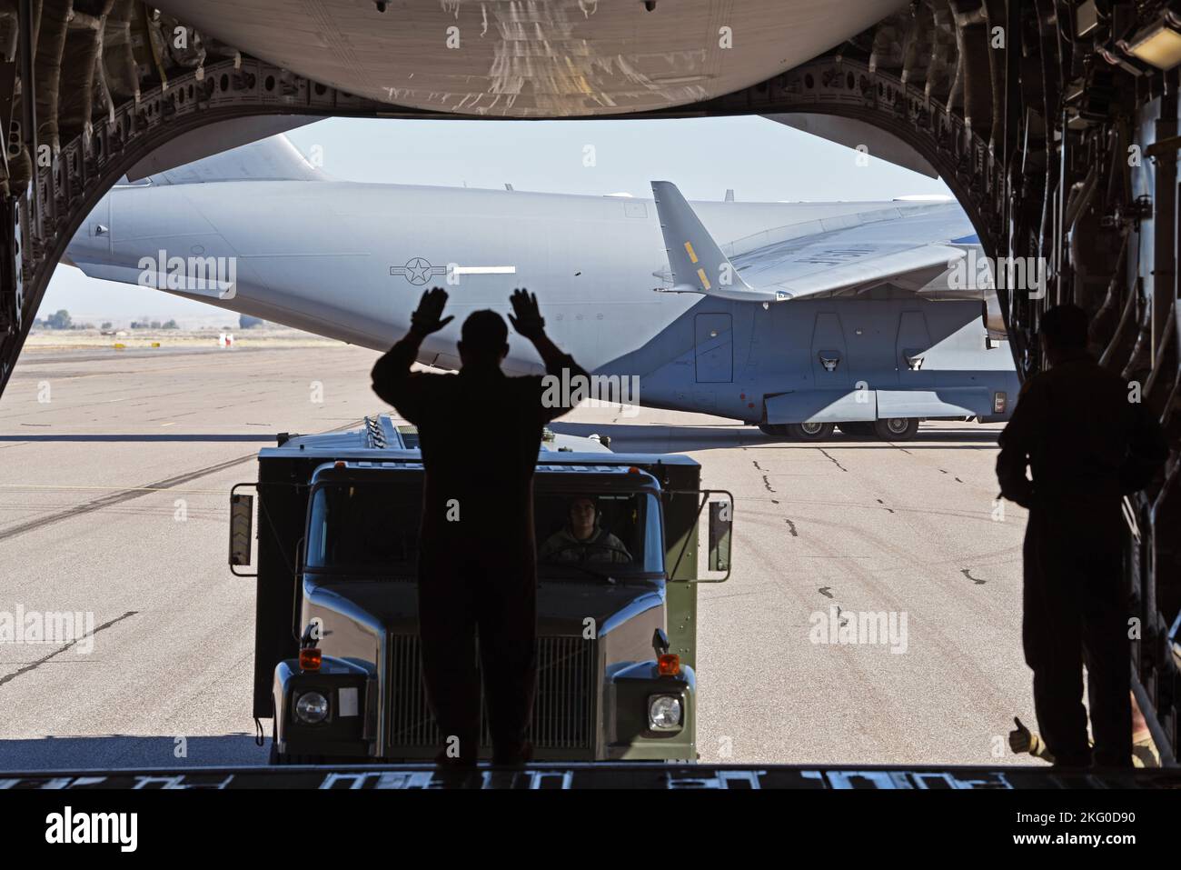 Sergent d'état-major de la Force aérienne des États-Unis Michale Herrera, chargée de charge au sein de l'escadron de transport aérien 4th, guide un camion-citerne dans la zone de chargement d'un avion C-17 Globemaster III lors de l'exercice Rainier War 22B à Pocatello, Idaho, le 18 octobre 2022. L'exercice Rainier War est un exercice majeur pour l'aile du transport aérien de 62D, y compris de multiples actifs de transport aérien, des partenaires conjoints et des forces d'opérations spéciales. Banque D'Images