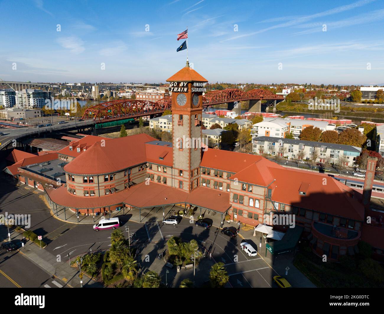 Gare Union Station avec panneau sur la tour indiquant « Go by train » et « Union Station ». Banque D'Images