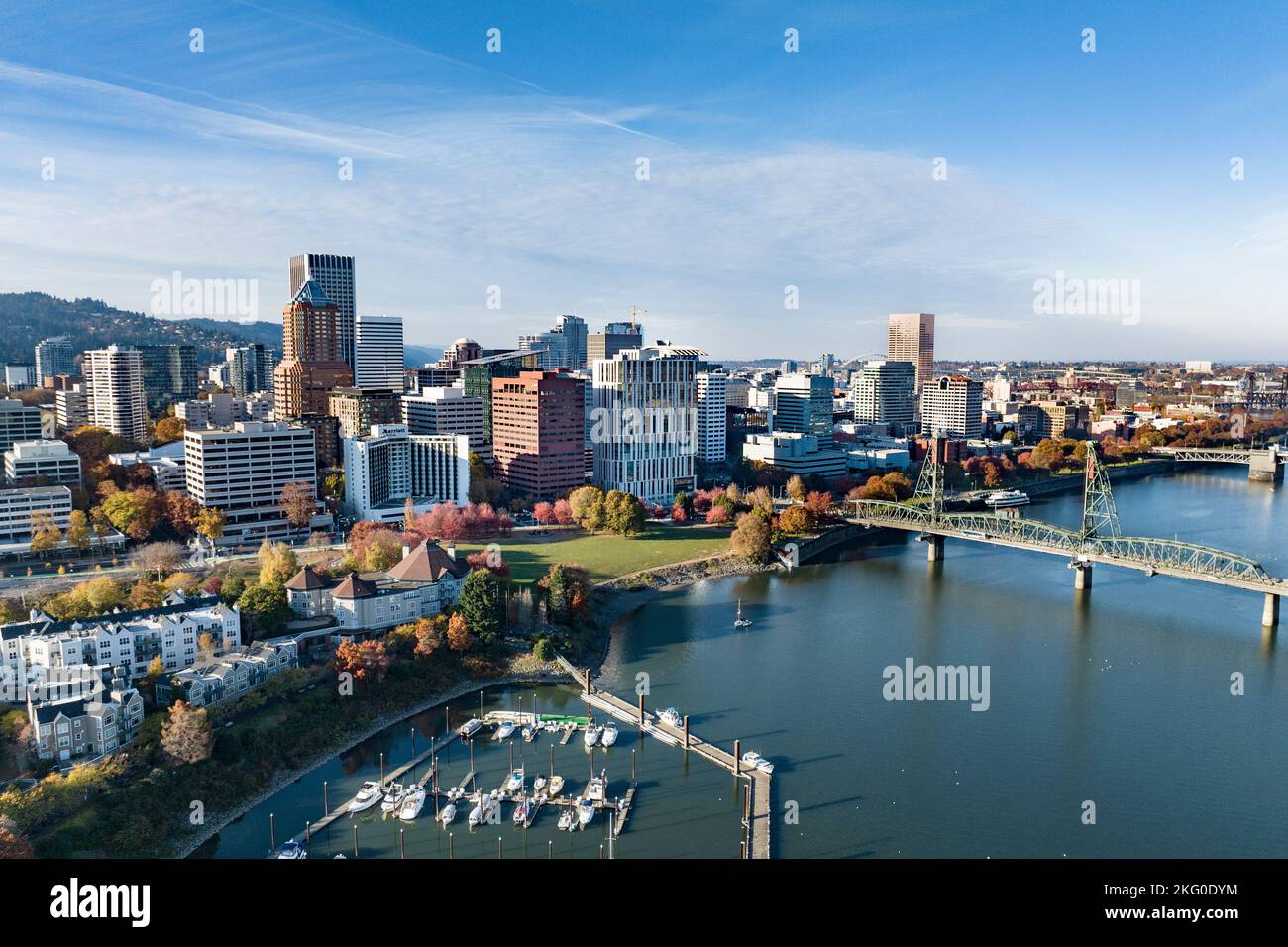 Depuis South Waterfront, le long de la rivière Willamette, les gratte-ciel du centre-ville de Portland, Oregon. Banque D'Images