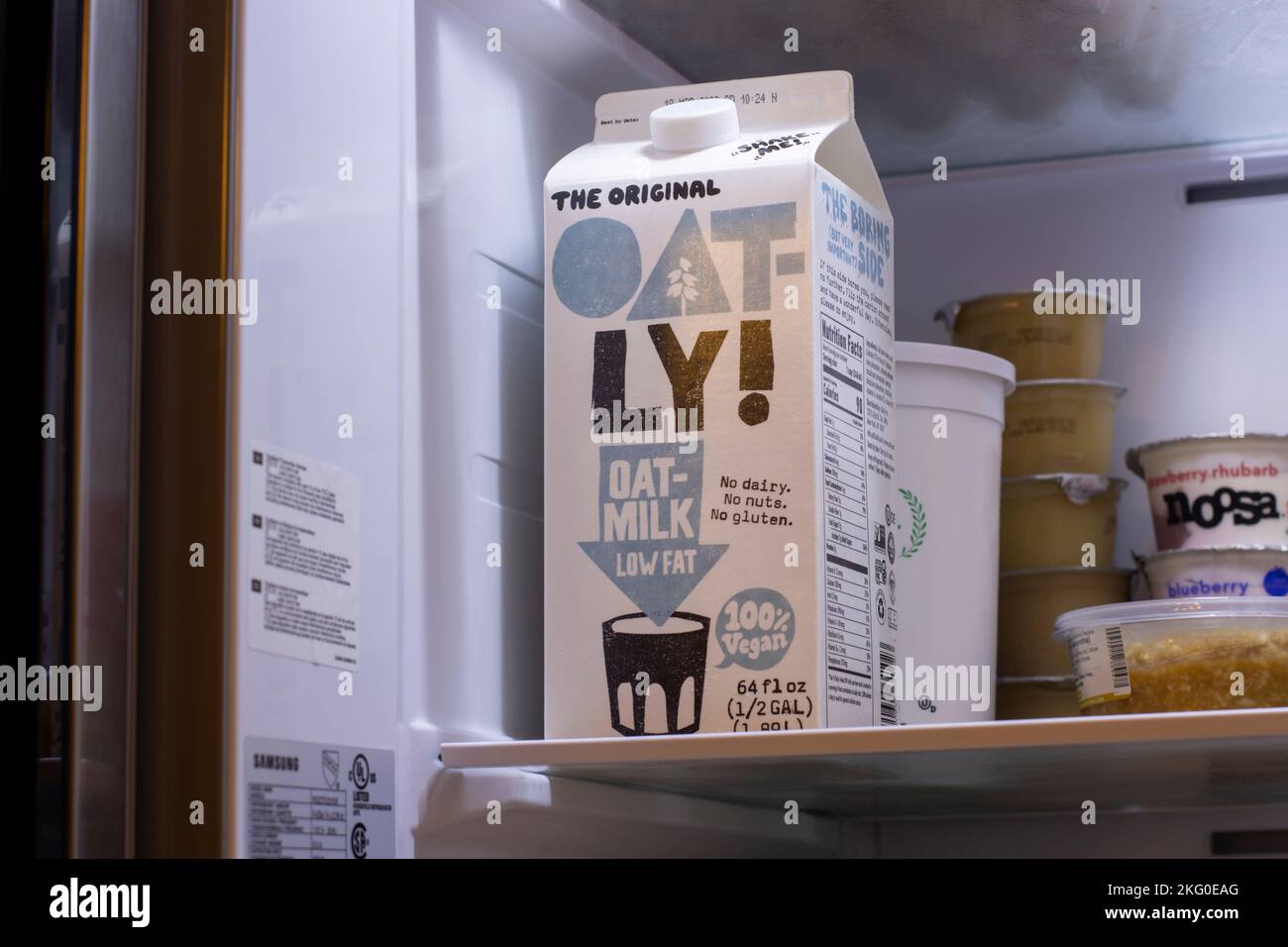 Un carton de lait d'avoine à faible teneur en gras de marque Oatly est vu dans un réfrigérateur. Oatly Group AB est une entreprise alimentaire suédoise qui produit des alternatives aux produits laitiers... Banque D'Images