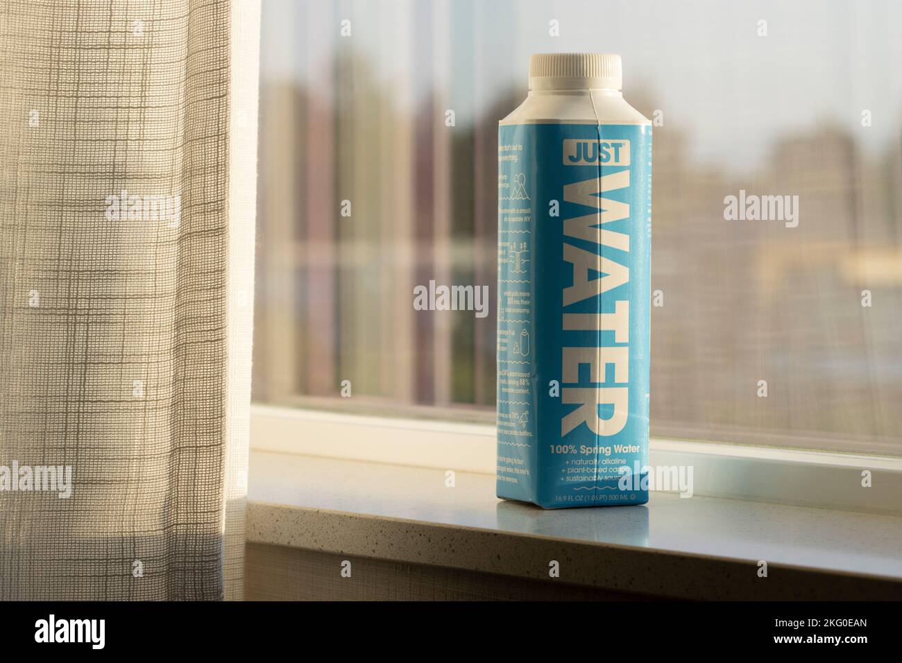 Gros plan d'une bouteille d'eau juste sur un rebord de fenêtre. La société affirme que le produit est de l'eau de source naturelle de montagne provenant du Montana. Banque D'Images