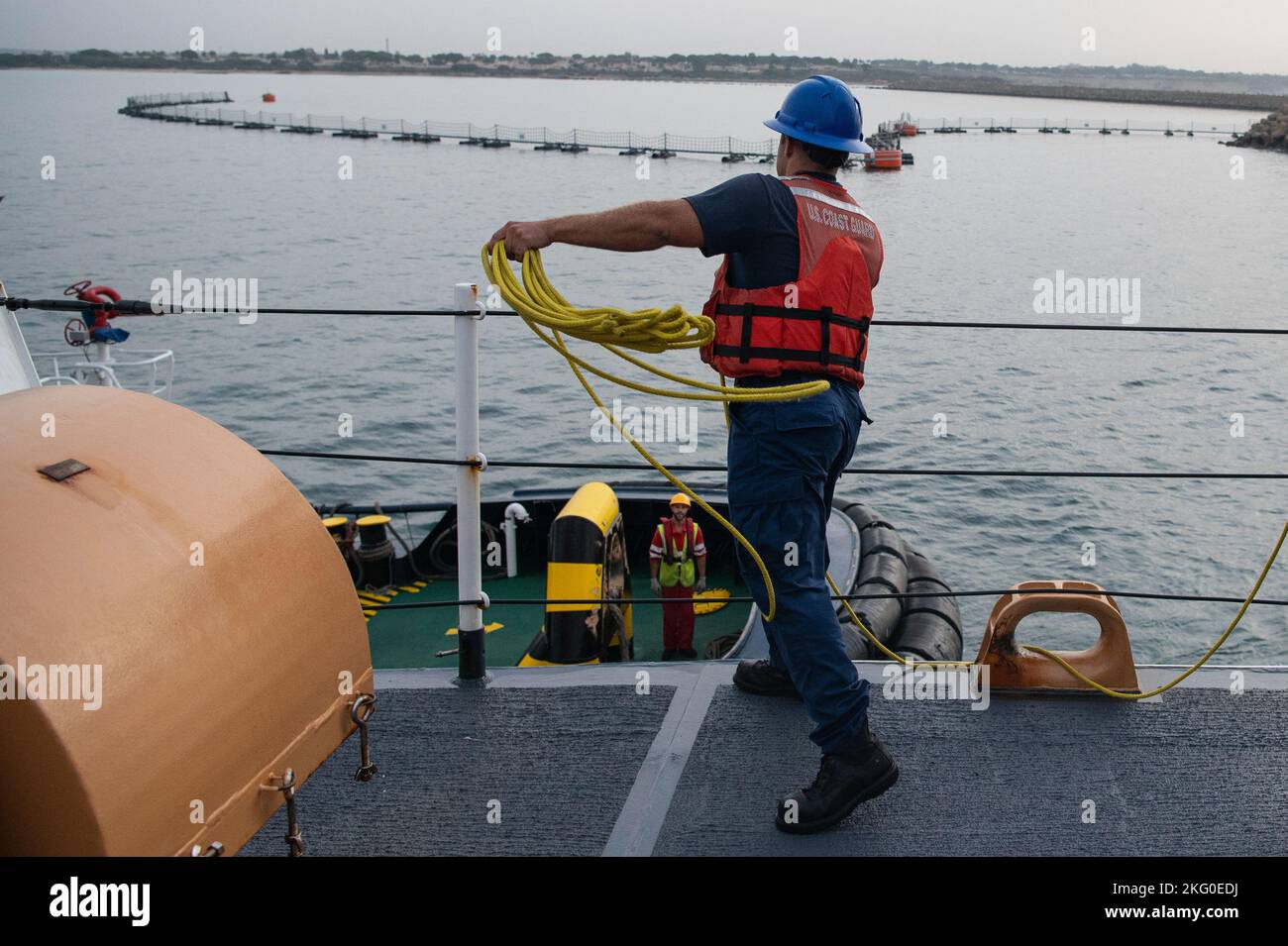 Garde côtière américaine Petty Officer 2nd classe Dylan Cole, un compagnon de bateau à bord de l’USCGC Hamilton (WMSL 753), passe une ligne à un remorqueur après son arrivée à Rota, en Espagne, le 19 octobre 2022. Hamilton est en déploiement prévu dans la zone d'opérations de la Naval Forces Europe des États-Unis, employée par la U.S. Sixth Fleet, pour défendre les intérêts des États-Unis, des alliés et des partenaires. Banque D'Images