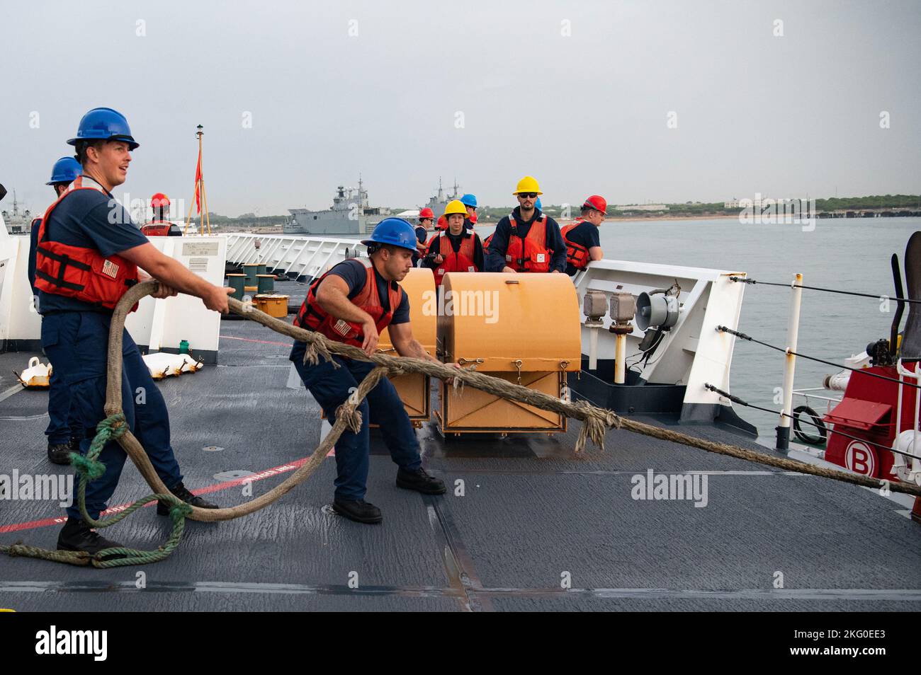 Christopher Dillier, marin de la Garde côtière des États-Unis, et Dylan Cole, officier de première classe 2nd, membres d'équipage à bord de l'USCGC Hamilton (WMSL 753), tirent une ligne d'un remorqueur après être arrivé à Rota, en Espagne, le 19 octobre 2022. Hamilton est en déploiement prévu dans la zone d'opérations de la Naval Forces Europe des États-Unis, employée par la U.S. Sixth Fleet, pour défendre les intérêts des États-Unis, des alliés et des partenaires. Banque D'Images