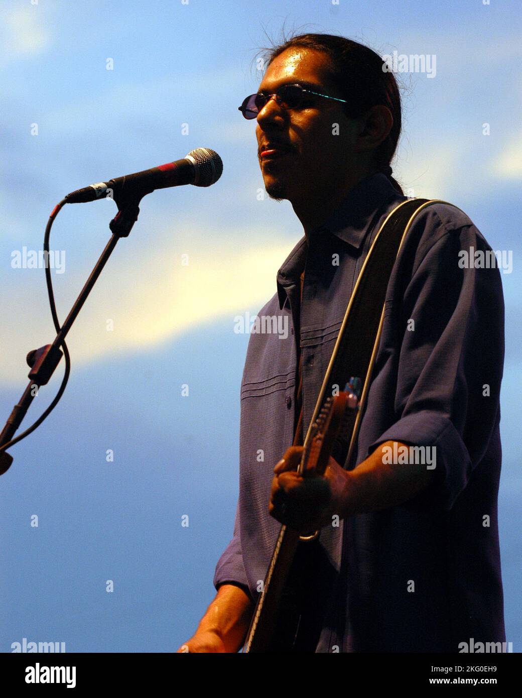 Henry Garza de Los Lonely Boys se produit sur les Bricks dans le parc olympique centenaire d'Atlanta, sur 16 juillet 2004. CRÉDIT: Chris McKay / Mediapench Banque D'Images