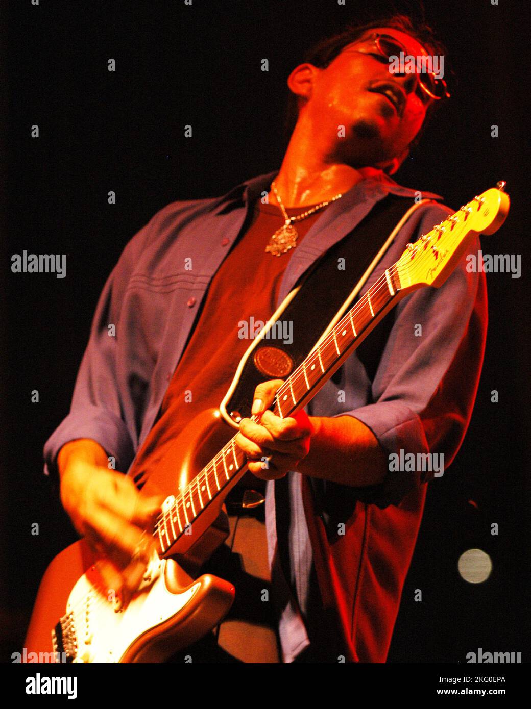 Henry Garza de Los Lonely Boys se produit sur les Bricks dans le parc olympique centenaire d'Atlanta, sur 16 juillet 2004. CRÉDIT: Chris McKay / Mediapench Banque D'Images