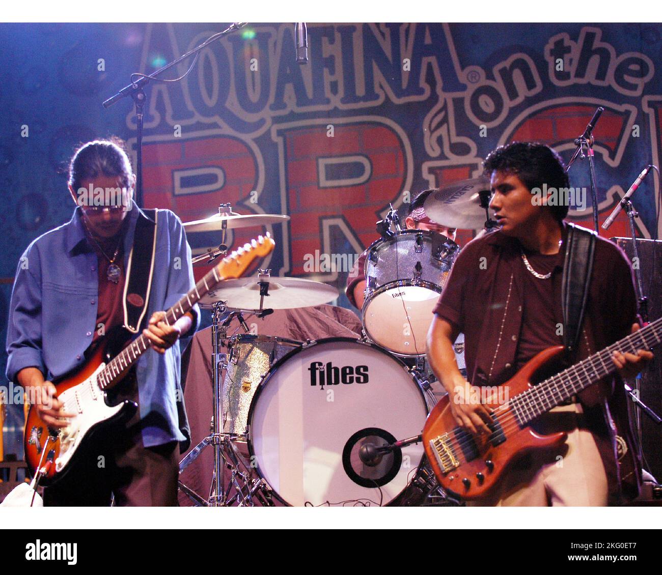 Henry Garza, Ringo Garza et Jojo Garza, de Los Lonely Boys, se présentent sur les Bricks dans le parc olympique centenaire d'Atlanta, sur 16 juillet 2004. CRÉDIT: Chris McKay / Mediapench Banque D'Images