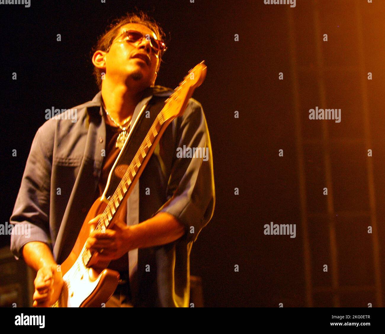 Henry Garza de Los Lonely Boys se produit sur les Bricks dans le parc olympique centenaire d'Atlanta, sur 16 juillet 2004. CRÉDIT: Chris McKay / Mediapench Banque D'Images