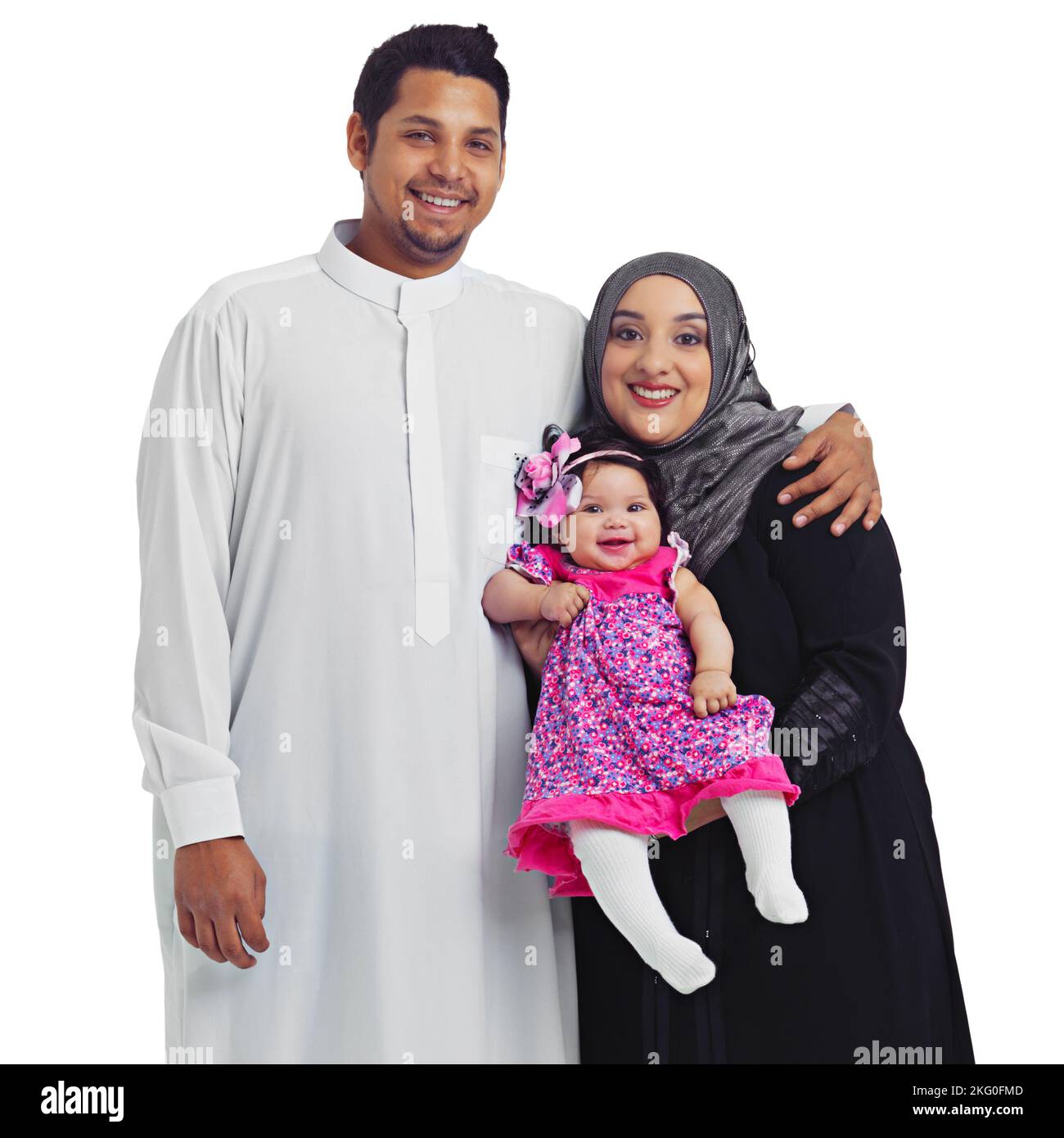 Es notre fierté et joie. Portrait studio d'une jeune famille musulmane heureuse isolée sur blanc. Banque D'Images